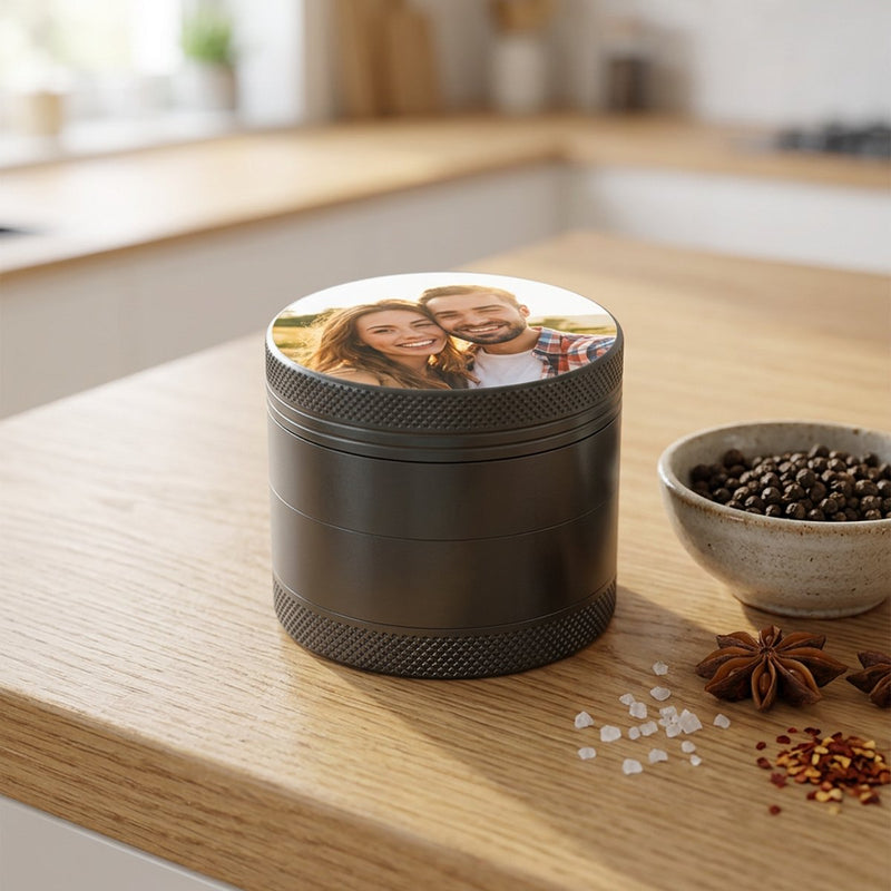Personalisierte Gewürzmühle mit Pärchenfoto in der Küche